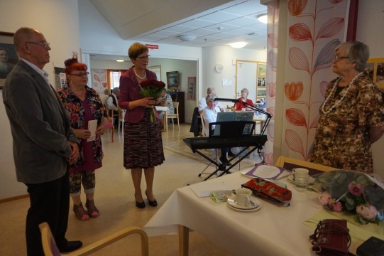 Osastomme onnittelukukat 80-vuotis syntymäpäivän johdosta Ritva Sormuselle ojensivat sihteeri Anna-Leena Seitsonen, varapuheenjohtaja Lauri Koliseva ja hallituksen jäsen Aili Vuori