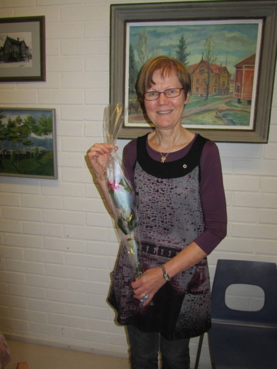 22.10.2014 Nälkäpäivän kiitoskahvitilaisuudessa SPR:n ansiomerkin luovutti  siheeri Anna-Leena Seitsoselle puh.joht. Katja Heininen.