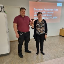 Puheenjohtaja Sari Hovila (oikealla) luovutti puheenjohtajan nuijan Jouko Aholle Marko Tervo