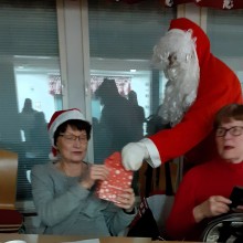 Tuula Roos ja Anja Suur-Hamari pukin juttusilla. Jouko Lukkarinen