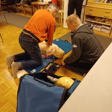 Ensiapuryhmä harjoittelee......