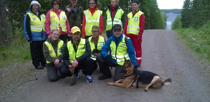 Etsintäharjoitus Pitkäniemessä 3.5.2015. Mukana oli myös Tero Mårdin saksanpaimenkoira Sara. Tanja Hentinen