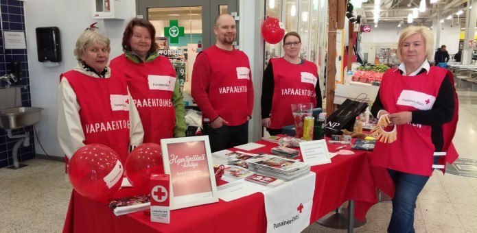 Hallituksen väkeä esittelemässä osaston toimintaa Johanna Raivio
