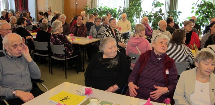 Seurakuntakodin sali kerääntyi ääriään myöden täyteen Merja Halinen