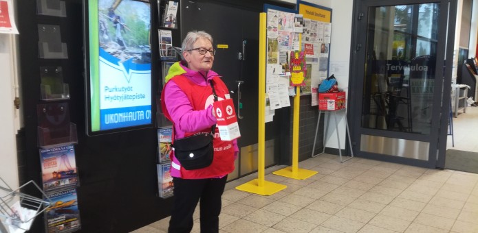 Helena Lankinen lipaskerääjänä. Teppo Nurminen