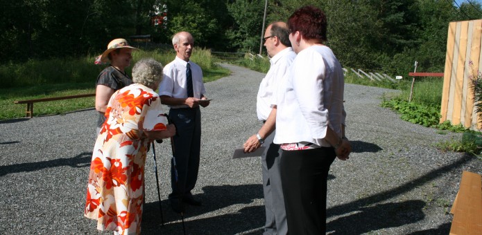 Osaston entinen puheenjohtaja Arvo Haavisto onnittelemassa osaston 60-vuotis juhlissa. AKL